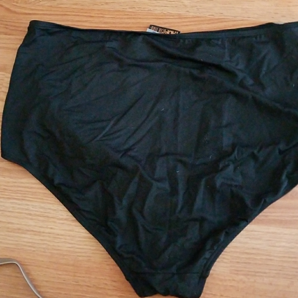 Swimsuit - Picture 4 of 4